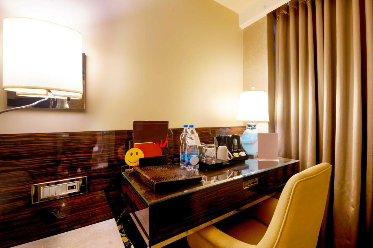 Sai Palace Grand, Malad Bombay Eksteriør billede