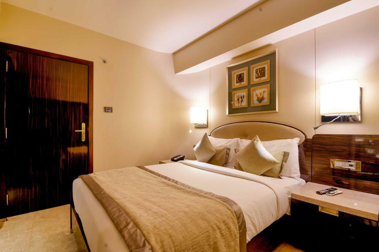 Sai Palace Grand, Malad Bombay Eksteriør billede